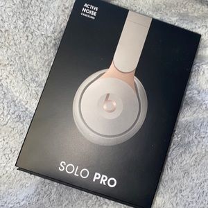 Beat Solo Pro Headphones active noise canceling